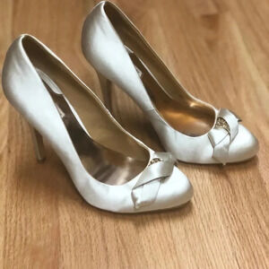 Badgley Mischka Cream Heels with Bow Accent